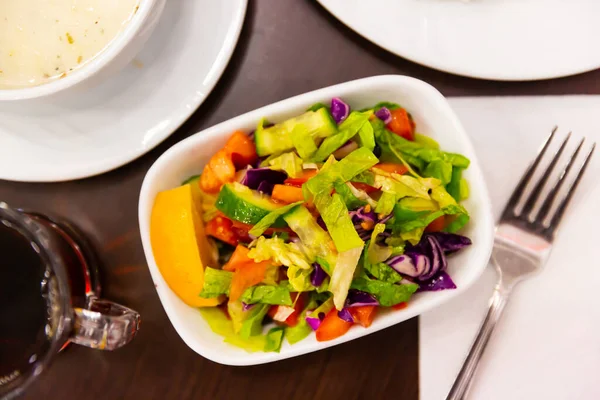 Luz deliciosa e saudável salada de legumes Choban — Fotografia de Stock