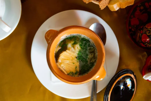 Rybí polévka s bylinkami v hrnci. — Stock fotografie