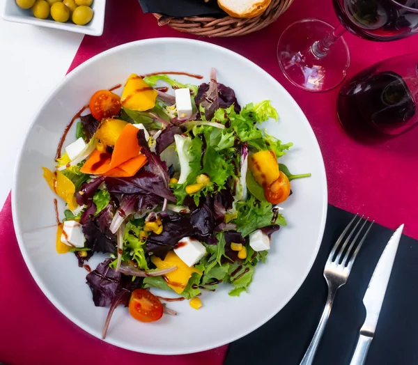 Salada com rúcula, legumes e queijo feta — Fotografia de Stock