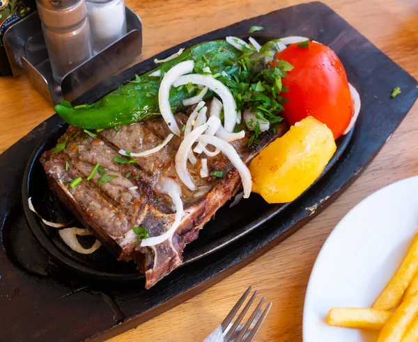 Délicieux steak de boeuf grillé aux pommes de terre et légumes — Photo