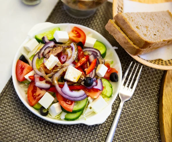 Peynirli Yunan sebze salatası — Stok fotoğraf