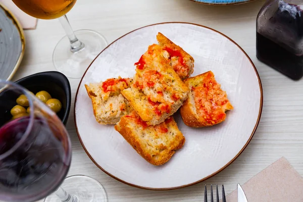 Katalońskie tapas Pan con tomate, chleb z grilla z pomidorami i oliwą z oliwek — Zdjęcie stockowe