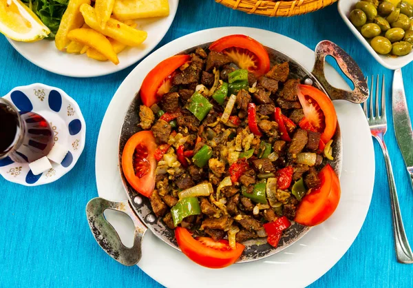 Turkish meat dish called Sach Kavurma — Stock Photo, Image