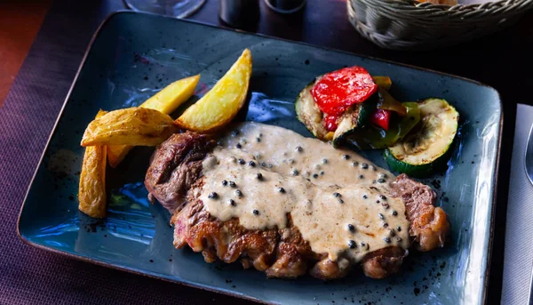 Délicieux steak de boeuf grillé aux pommes de terre et légumes — Photo