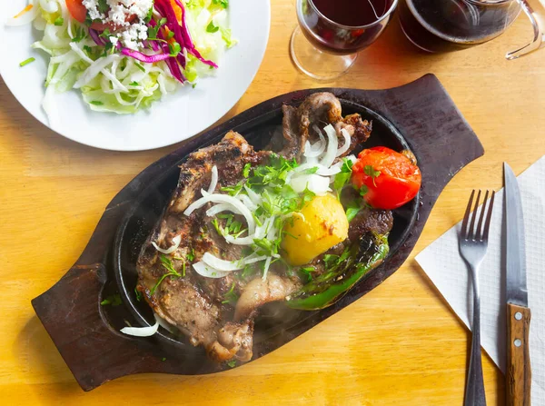 Lahodný grilovaný hovězí steak s bramborami a zeleninou — Stock fotografie