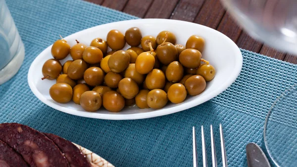 Маринованные оливки с камнем - типичные испанские тапас. — стоковое фото