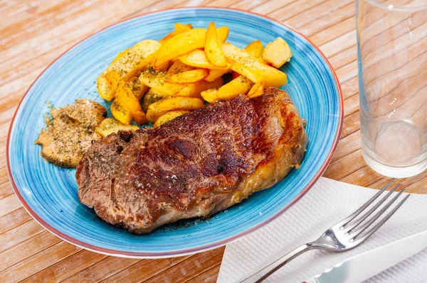 Bife grelhado de lombo e batata frita com molho — Fotografia de Stock