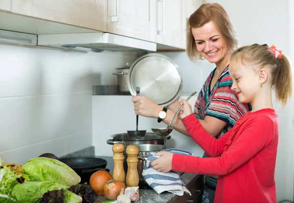 Dziewczyna i mama z garnek — Zdjęcie stockowe