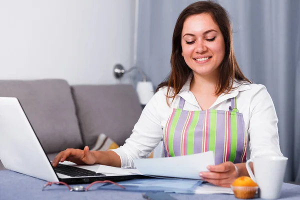 Femme au foyer à la recherche de recettes — Photo