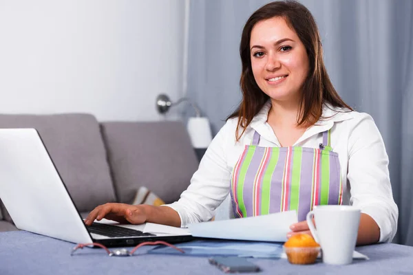 Housewife searching for recipes — Stock Photo, Image