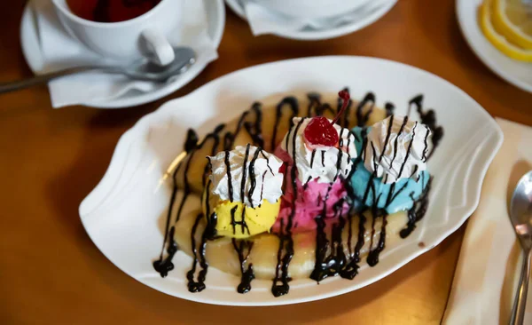 Helado a base de plátano partido con crema batida y salsa de chocolate — Foto de Stock