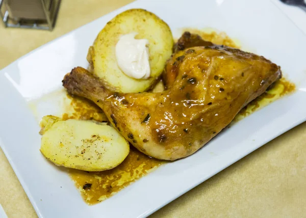 Gambe di pollo al forno con patate — Foto Stock
