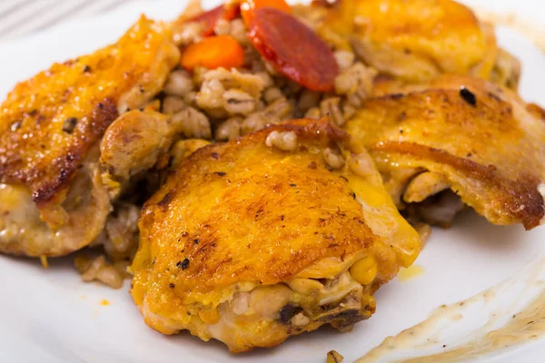 Muslos de pollo frito con cebada perlada — Foto de Stock