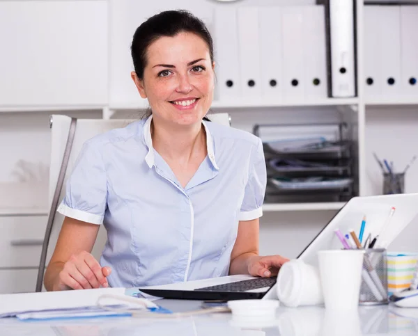 Femme d'affaires joyeuse travaillant dans le bureau — Photo