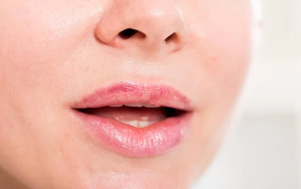 Gros plan des lèvres femelles avec du rouge à lèvres naturel. macro maquillage rouge à lèvres — Photo
