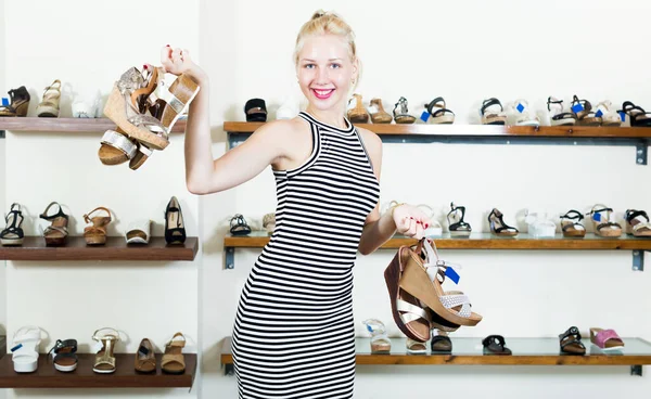 Flicka shopping många skor par — Stockfoto