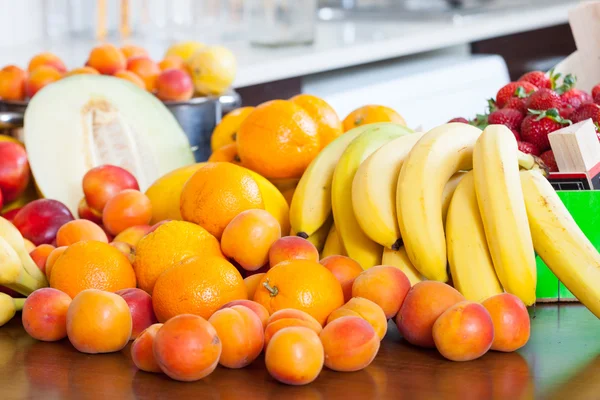 Ripe fruits on kitchen table — Stock Photo, Image