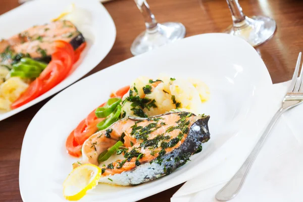 Pescado salmón en plato —  Fotos de Stock