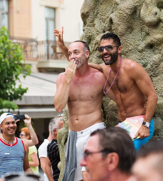 Casal feliz no desfile gay em Sitges . — Fotografia de Stock