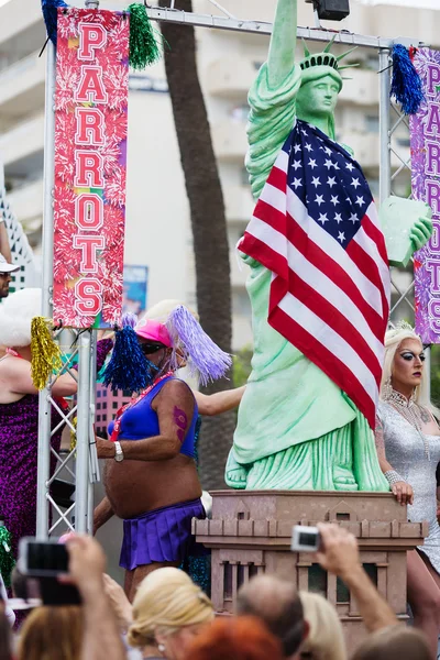 Des personnes avec statue de la Liberté au défilé gay de Sitges — Photo