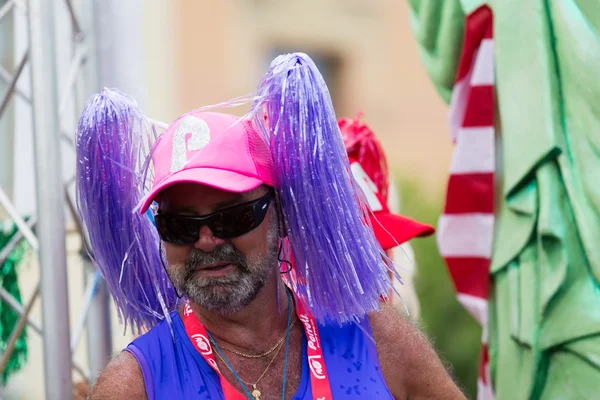 Uidentificeret mand i fjerdragt på bøsse stolthed parade i Sitges - Stock-foto