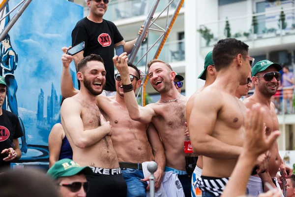 Chicos felices en el desfile del orgullo gay en Sitges — Foto de Stock