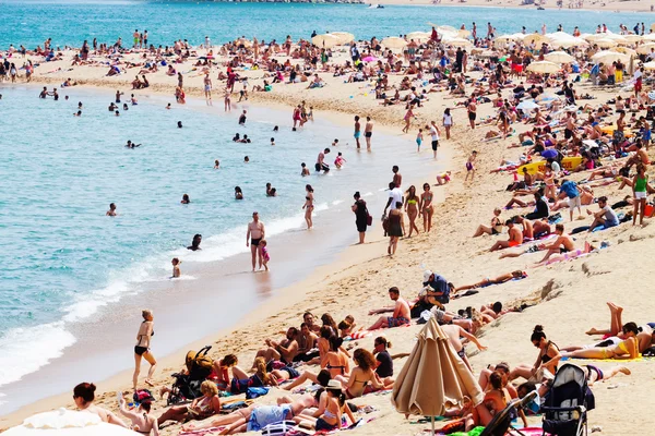 People sunbathing on beach — Stock Photo, Image