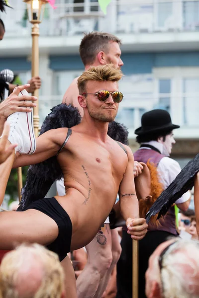 Opless muž na pochod gay pride v sitges — Stock fotografie