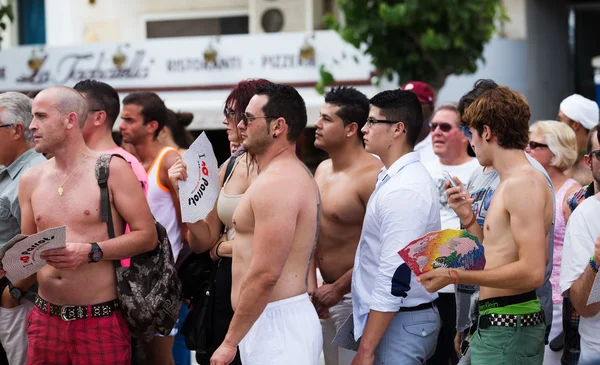 Människor som söker gay pride-paraden i sitges — Stockfoto
