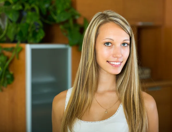 Ritratto di ragazza sorridente a casa — Foto Stock