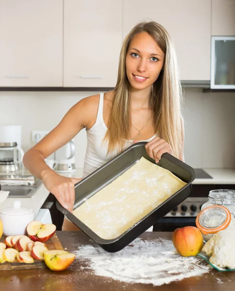 Žena vaření jablečný koláč — Stock fotografie