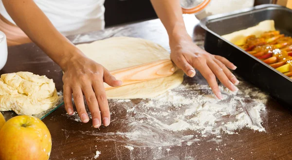 Kadın elma pasta yapma — Stok fotoğraf