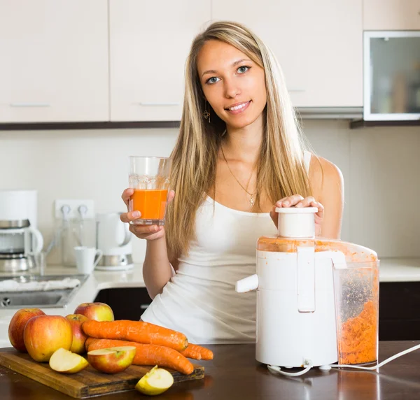 Mulher preparando suco na cozinha — Fotografia de Stock