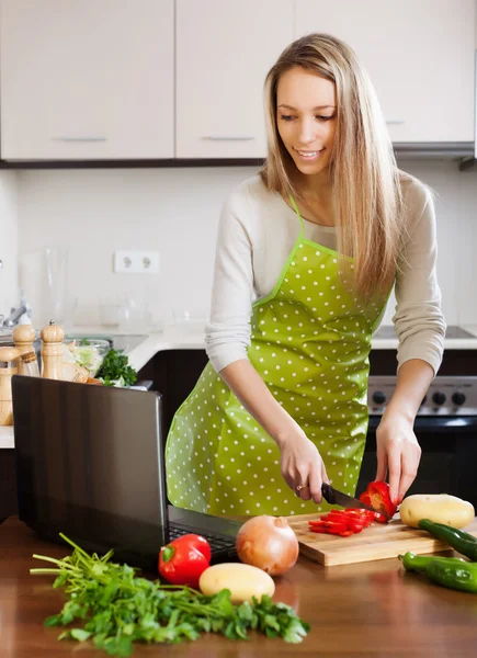 Huisvrouw met laptop in thuis keuken — Stockfoto