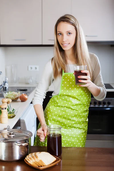 Woman in apron with fresh quass — Stock Photo, Image