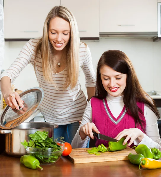 Twee lachende vrouwen samen koken — Stockfoto