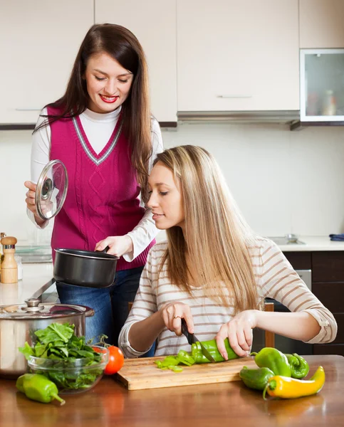 Unga kvinnor matlagning mat — Stockfoto