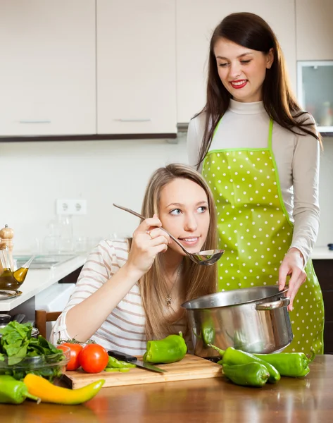 Två kvinnor matlagning soppa tillsammans — Stockfoto