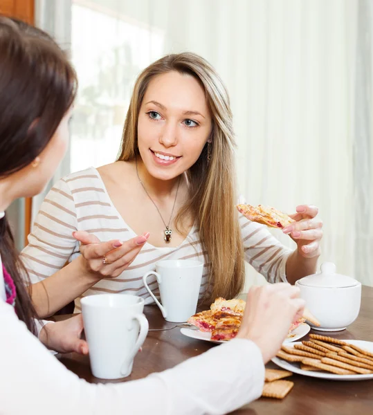 Ženy pomlouváte a pití čaje v domě — Stock fotografie