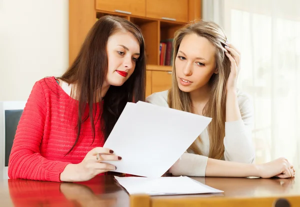 Ernstige vrouwen lezen van documenten — Stockfoto