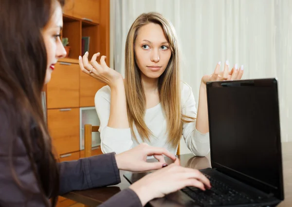 Blonde girl talking with employee with notebook — Stock Photo, Image