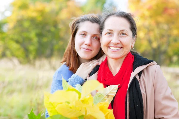 Mujer madura feliz con hija adulta —  Fotos de Stock