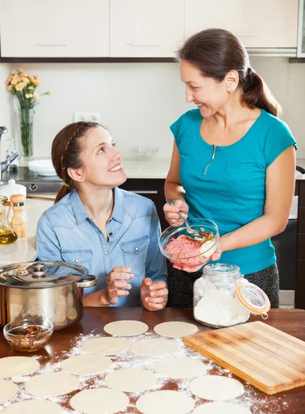 Cooking mother with adult daughter — Stock Photo, Image