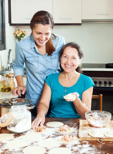 Cooking mother with adult daughter — Stock Photo, Image