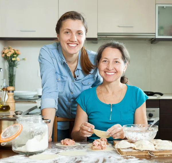 Two women   making meat dumplings — Stock Photo, Image