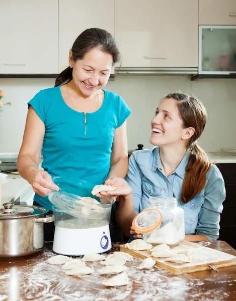 Women cooking  dumplings with electric steamer — Stock Photo, Image