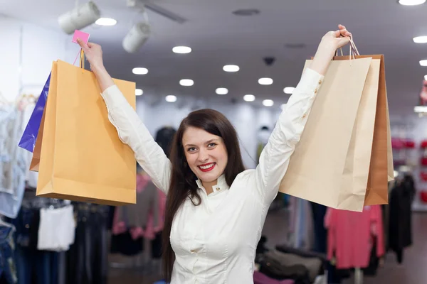 Jonge womat in de kleding winkel — Stockfoto