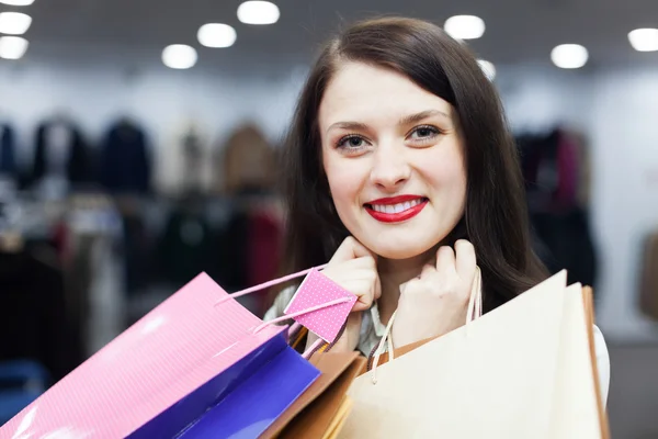 Mulher comum com sacos de compras — Fotografia de Stock