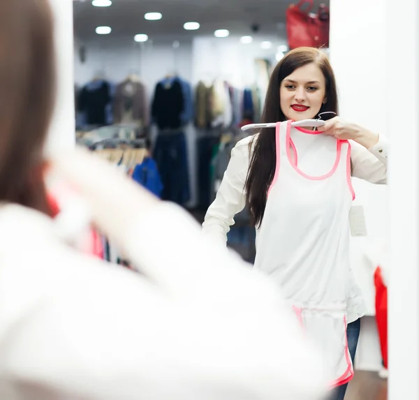 Mujer en tienda de ropa — Foto de Stock