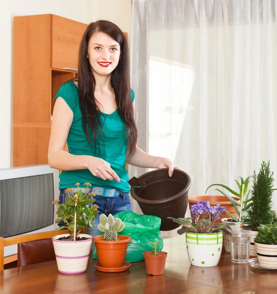 Mujer feliz trasplantar flores — Stockfoto